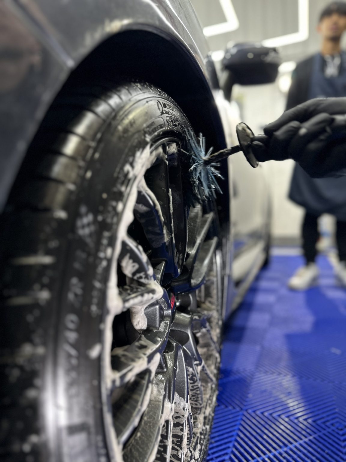 Nettoyage d’une jante à la brosse pendant un lavage, formation lavage automobile pour pros en Belgique