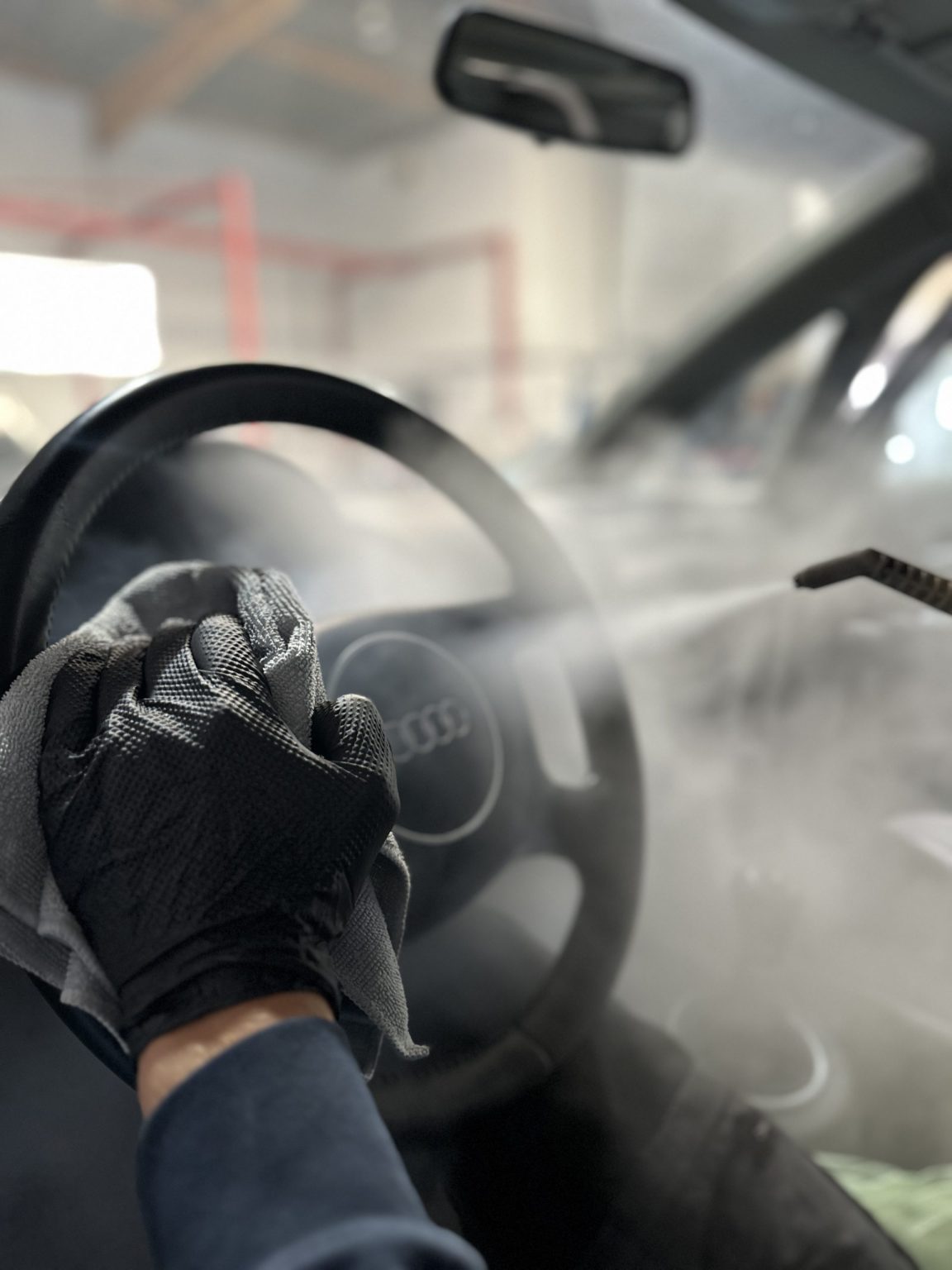 Nettoyage vapeur d’un volant en cuir avec microfibre, formation nettoyage intérieur auto pour la Belgique