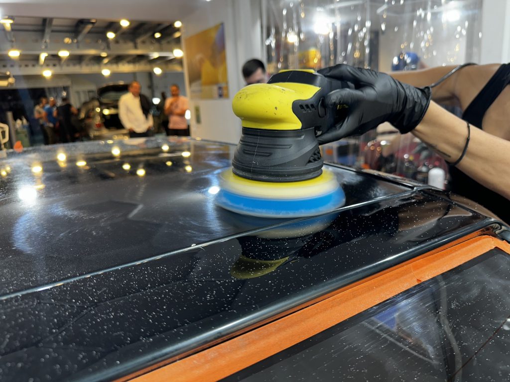 Polissage d’un toit noir à la polisseuse orbitale au centre de Trappes, formation detailing pour la Belgique